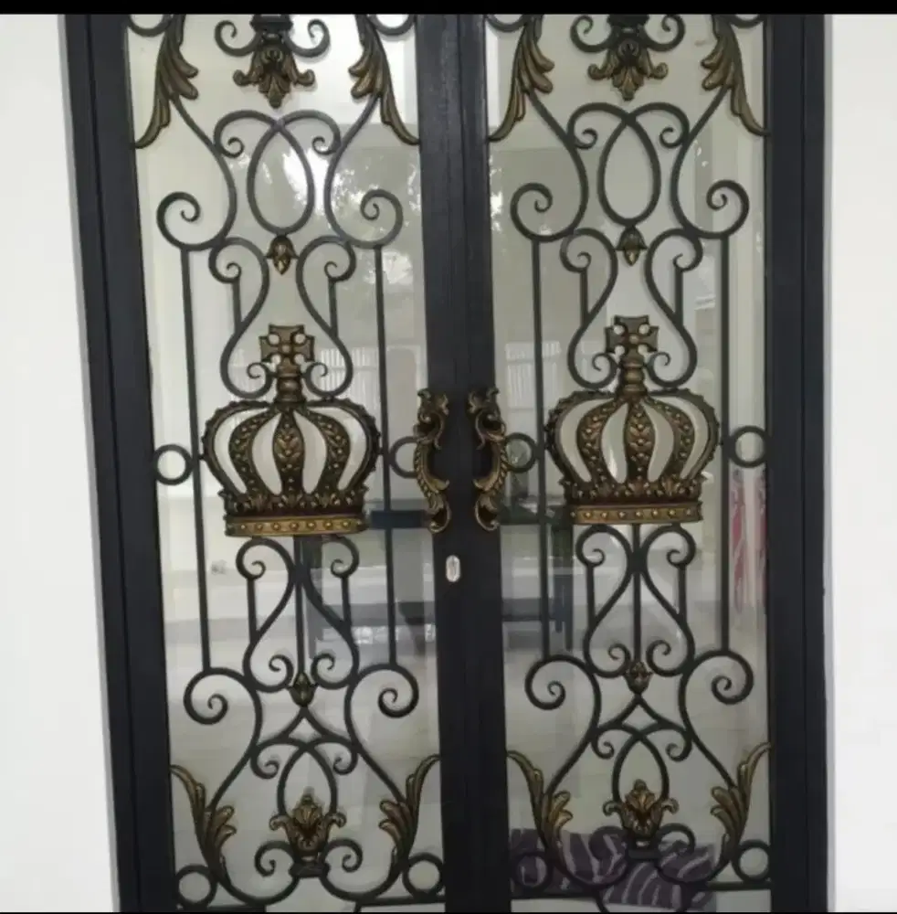 Pintu klasik modern
