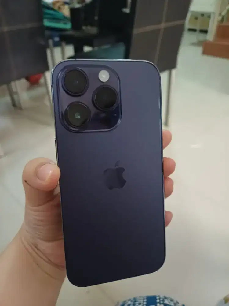 Dijulai iPhone 14 pro mulus seperti baru