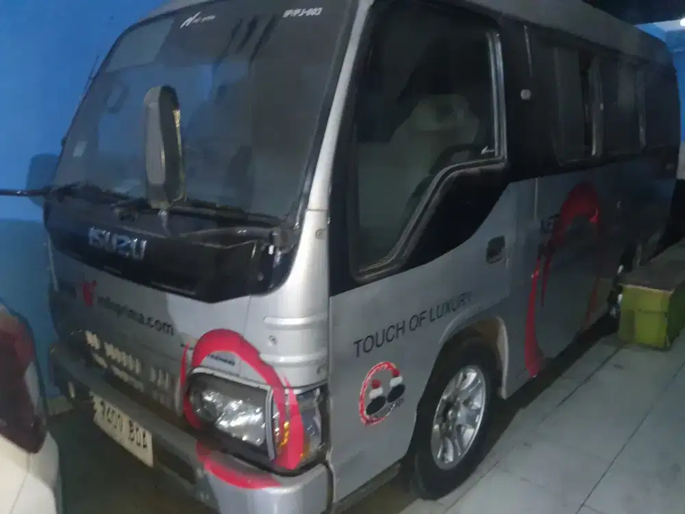 Isuzu elf 2013 short minibus