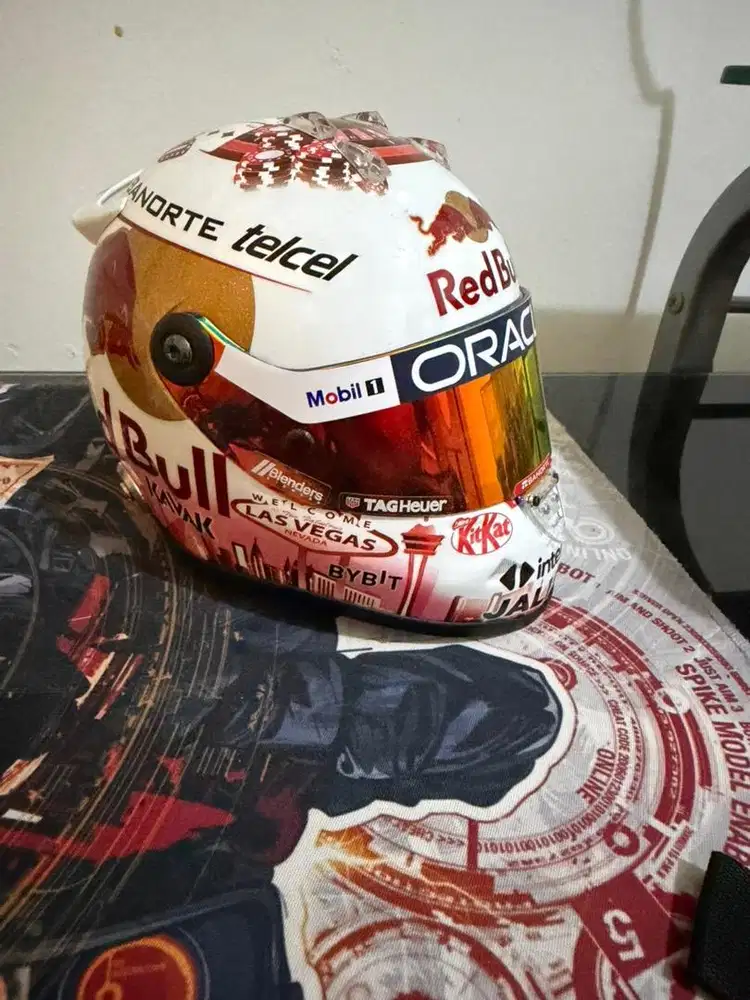 Miniatur Figure Helm F1 balap mobil original