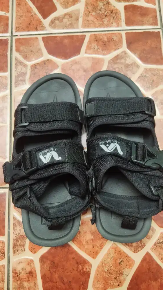 Sendal sandal gunung hiking pantai lunatica size 43