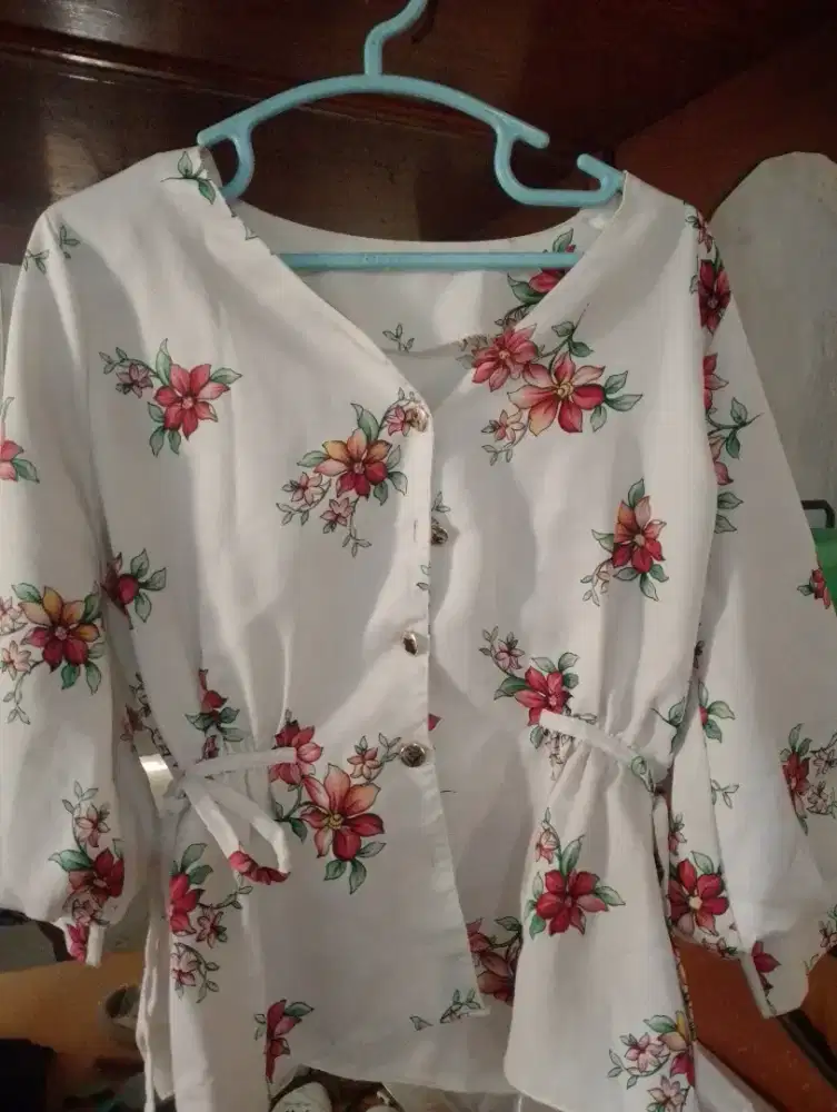 BAJU PUTIH BUNGA