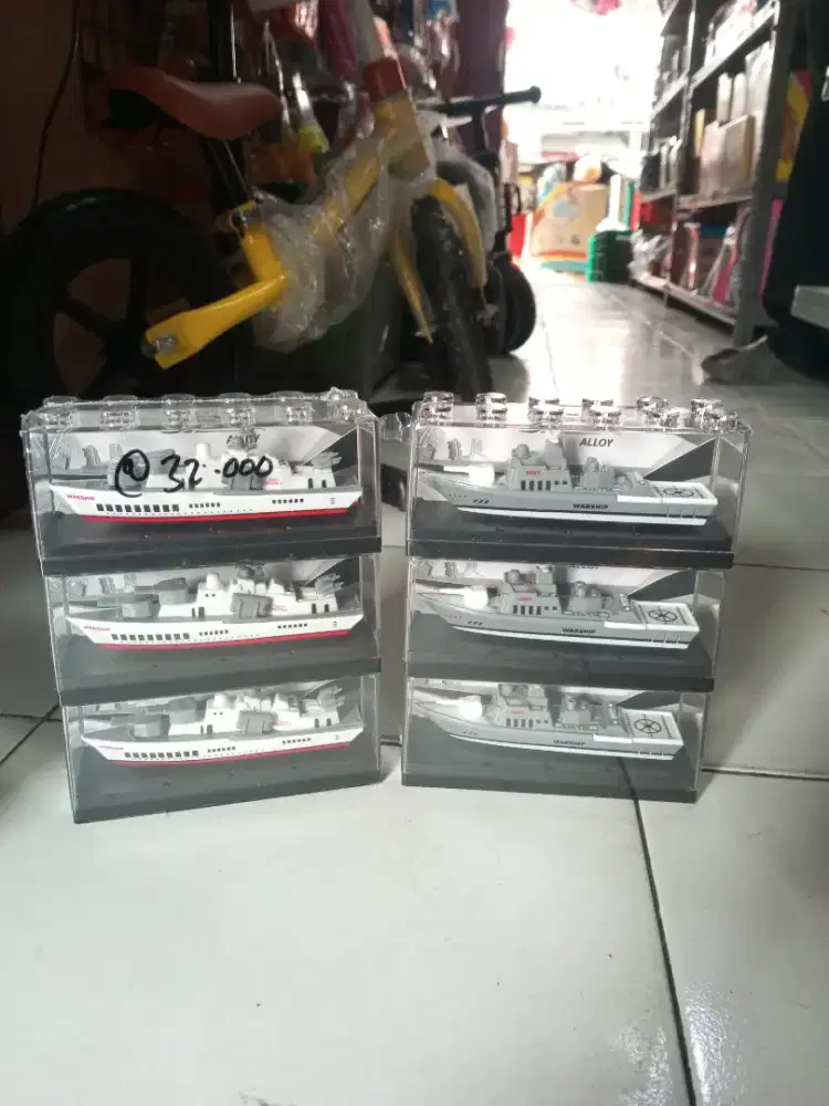 Mainan anak diecast kapal akrilik
