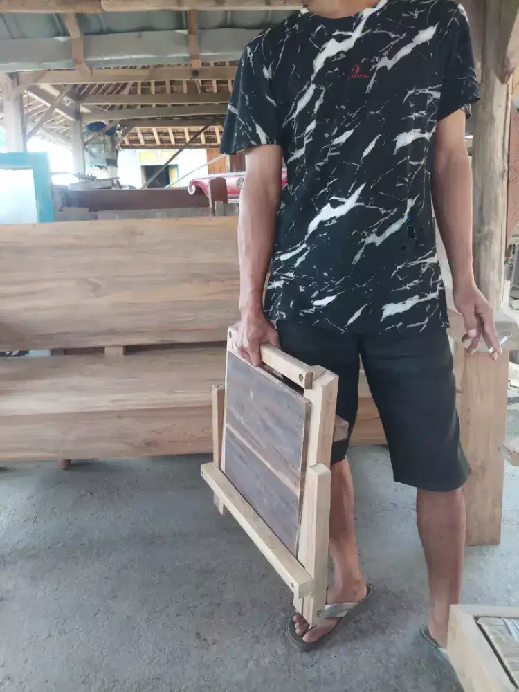 Kursi lipat kayu.