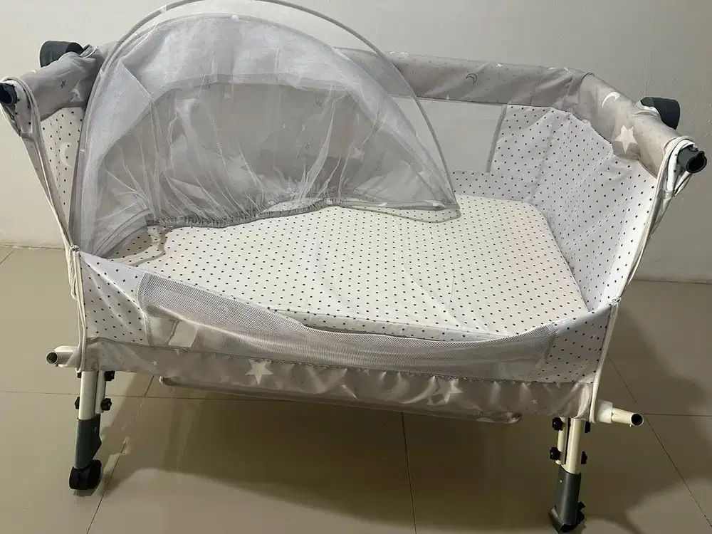 Tempat tidur bayi box