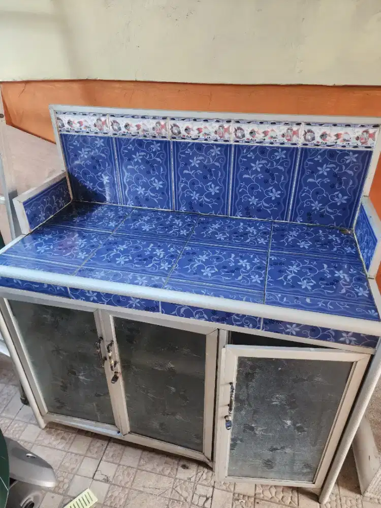 Meja Dapur dan Rak Piring terdapat tempat simpan tabung gas