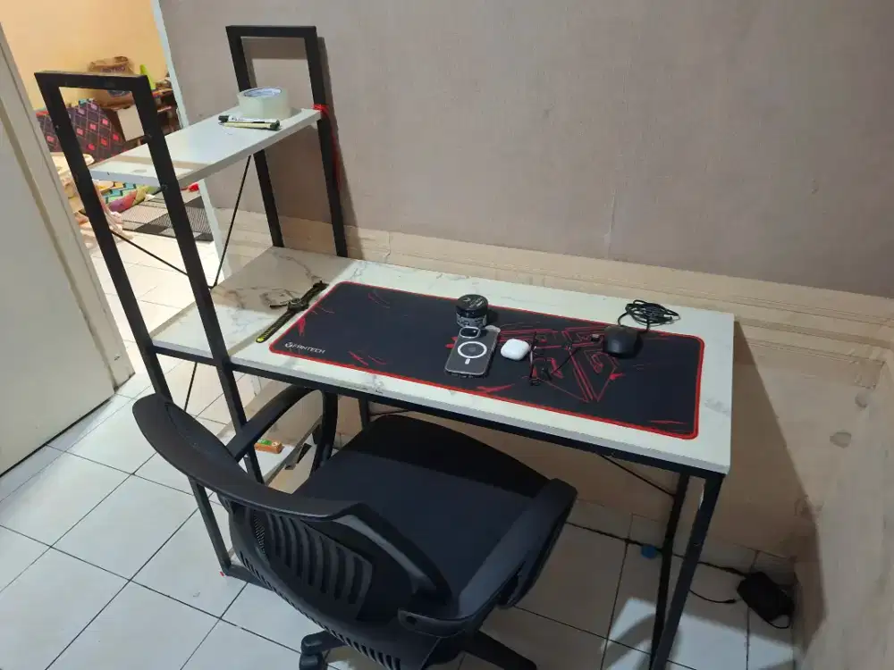 Meja kerja dan kursi