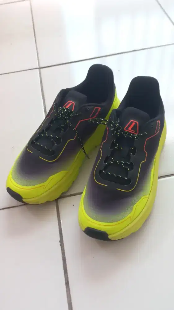 LEAGUE Running Shoes Original  Size 42 (Second Like New)