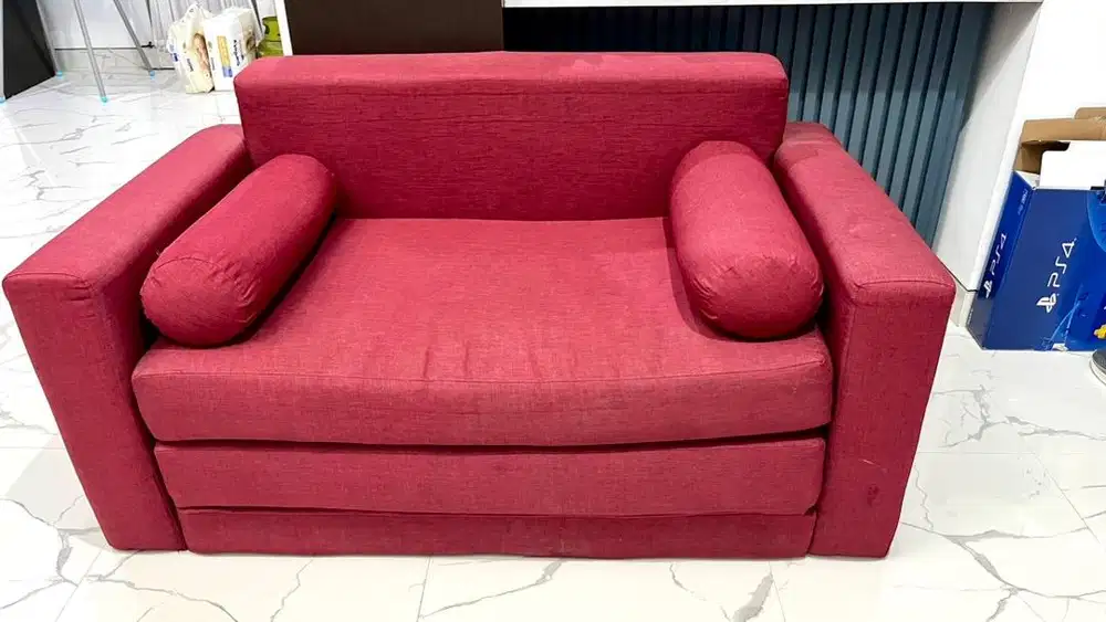 Sofa empuk merah maroon