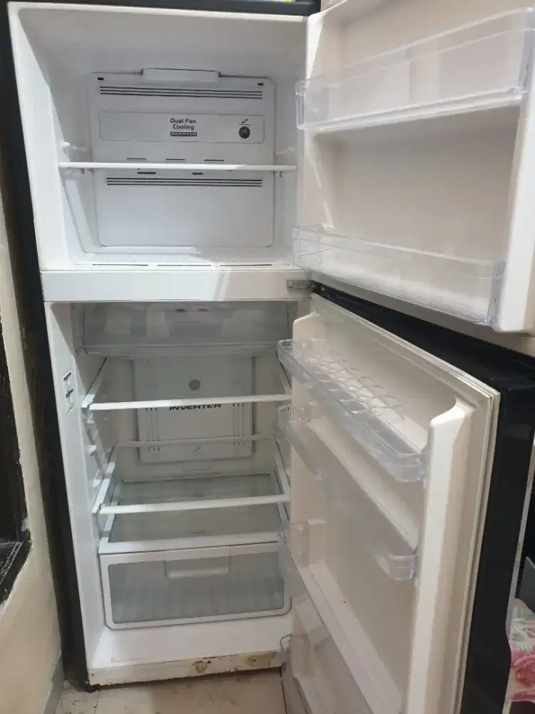 Dijual kulkas hitachi  2 pintu yg jumbo