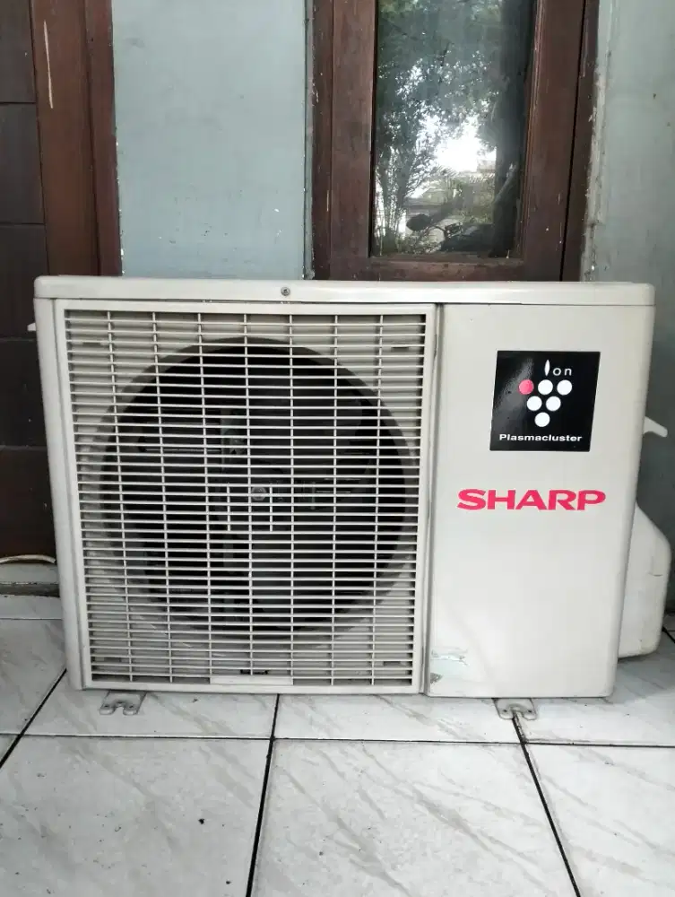outdor aja sharp 1/2 pk bagus/normal, ori