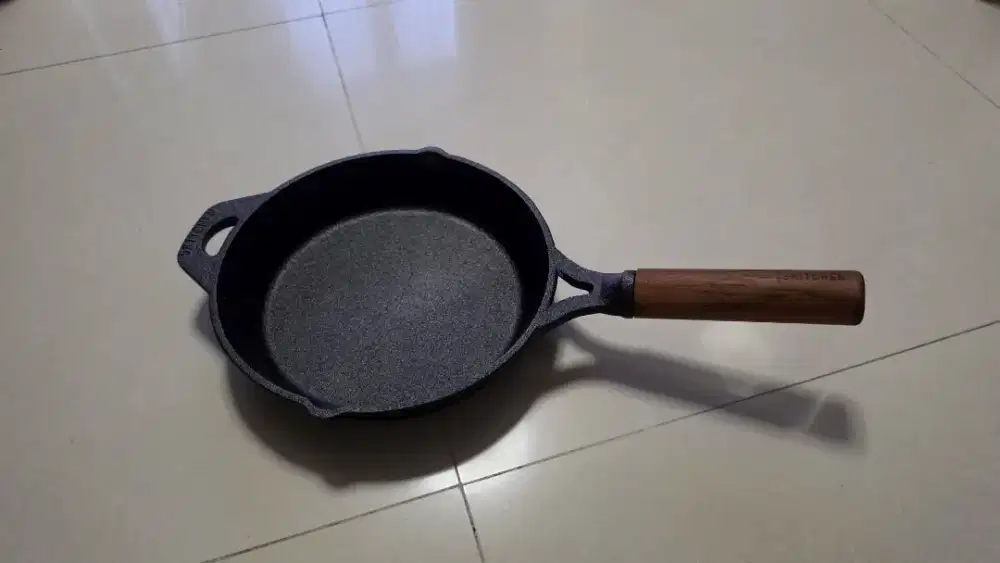 Wajan Cast Iron merk Skitchen 25cm