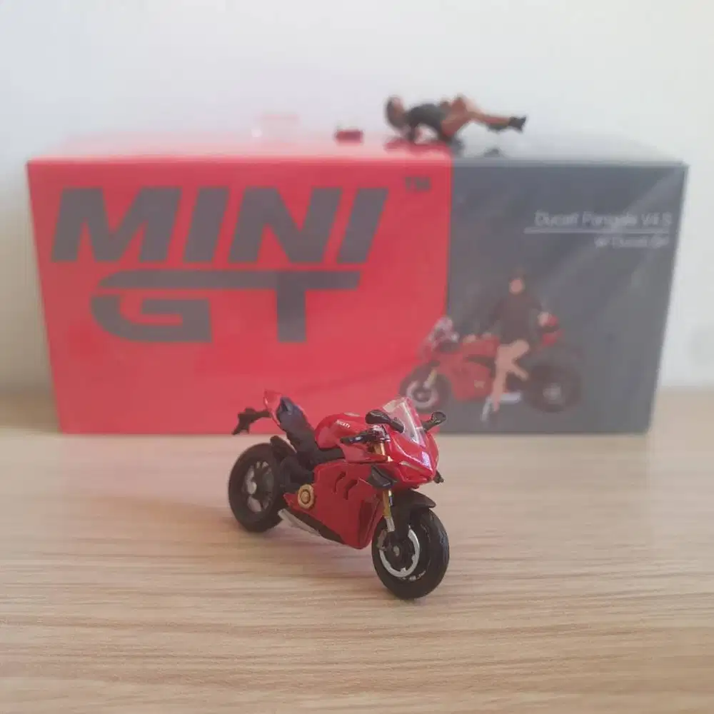 Mini GT 682 Ducati Panigale V4 S 1/64 (With Girl Figure, V4S, Red)