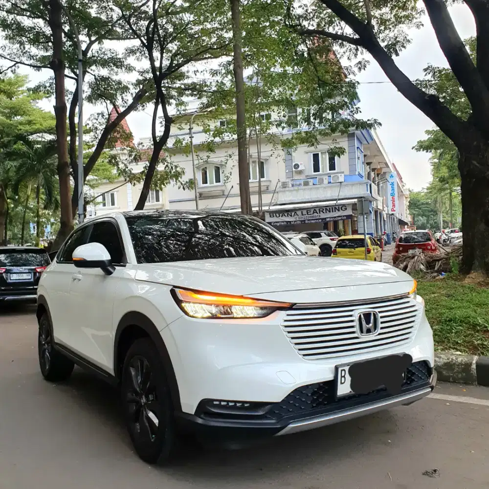 Atap kaca panoramic! Honda HRV SE AT 2023 putih