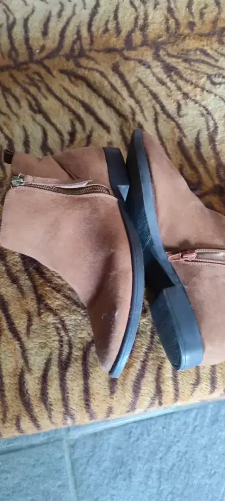 Sepatu bahan kulit warna coklat keren no.40