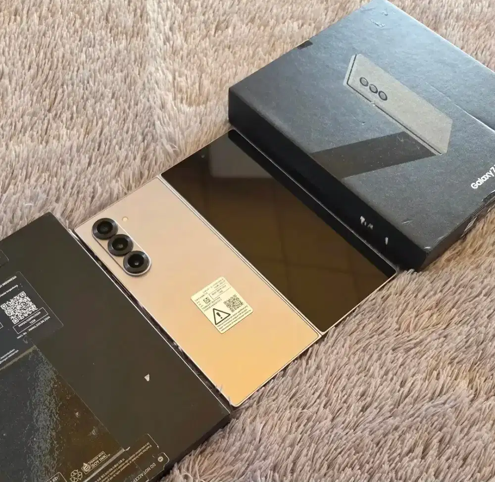 asamsung Galaxy Z Fold 6 Silver 256Gb like new