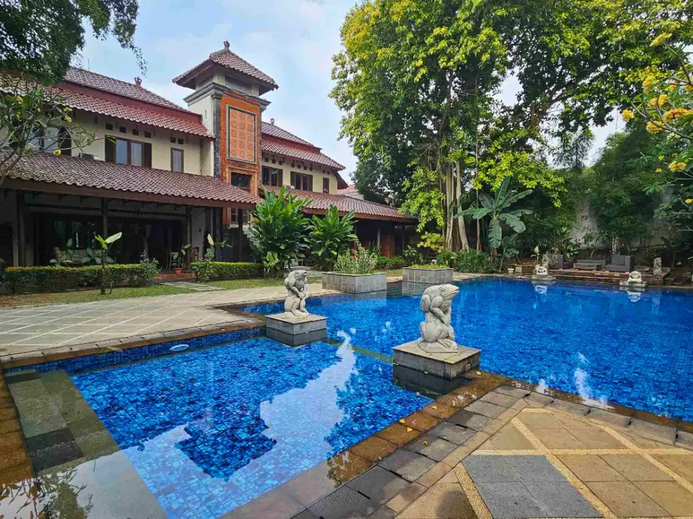 Sewa Rumah bagus ada swimming pool dalam Komplek Fasilitas Padel
