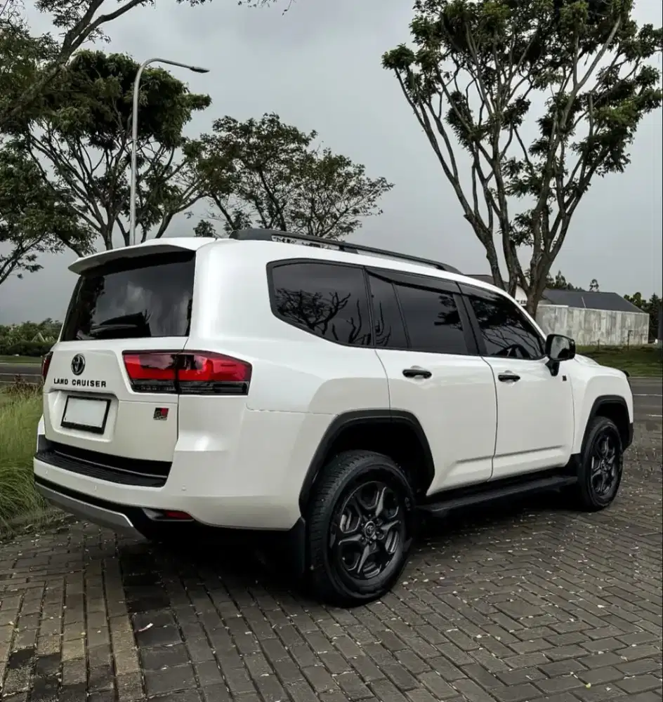 2023 TOYOTA LAND CRUISER 300 GR SPORT 3.3  DIESEL AT