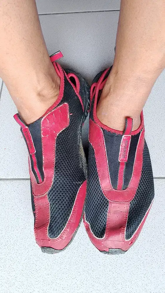Sepatu slip on Reebok