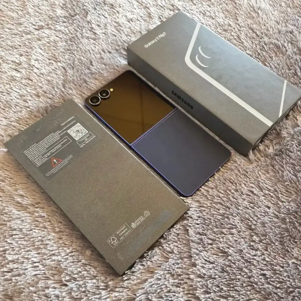 Samsung Galaxy Z Flip 7 256Gb Navy Blue like new
