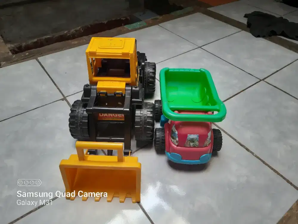 pahami deskripsi 2 Mainan Mobil Jumbo serta bonus 5 bungkus Mainan