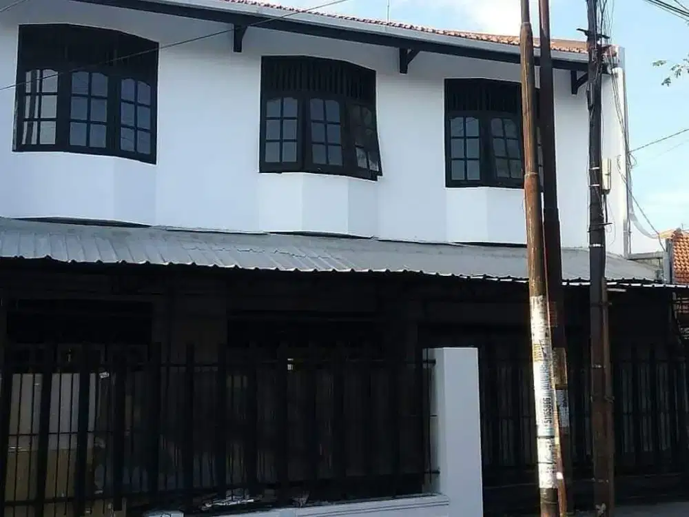 Rumah di Surabaya Timur (Jalan Bronggalan), Ada Balkon di Lantai 2 Ada Void