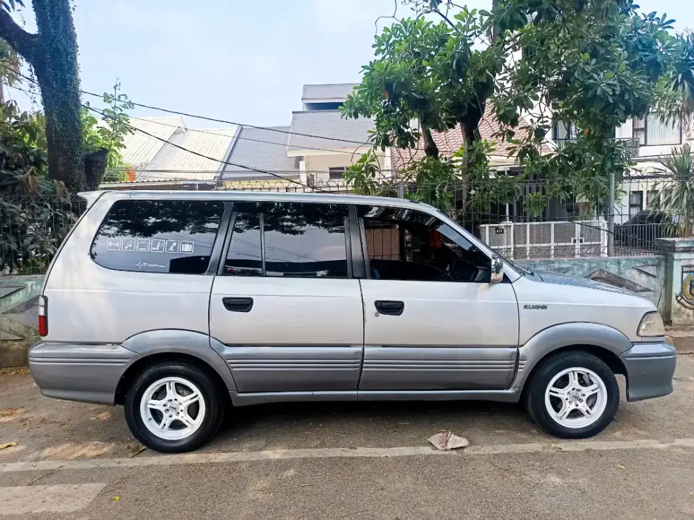 Dijual mobil kijang krista 2002