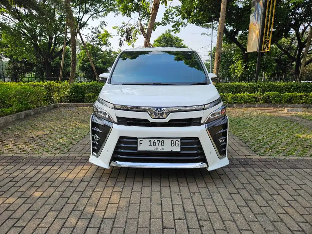 Toyota Voxy 2.0 Tahun 2018 Putih AT