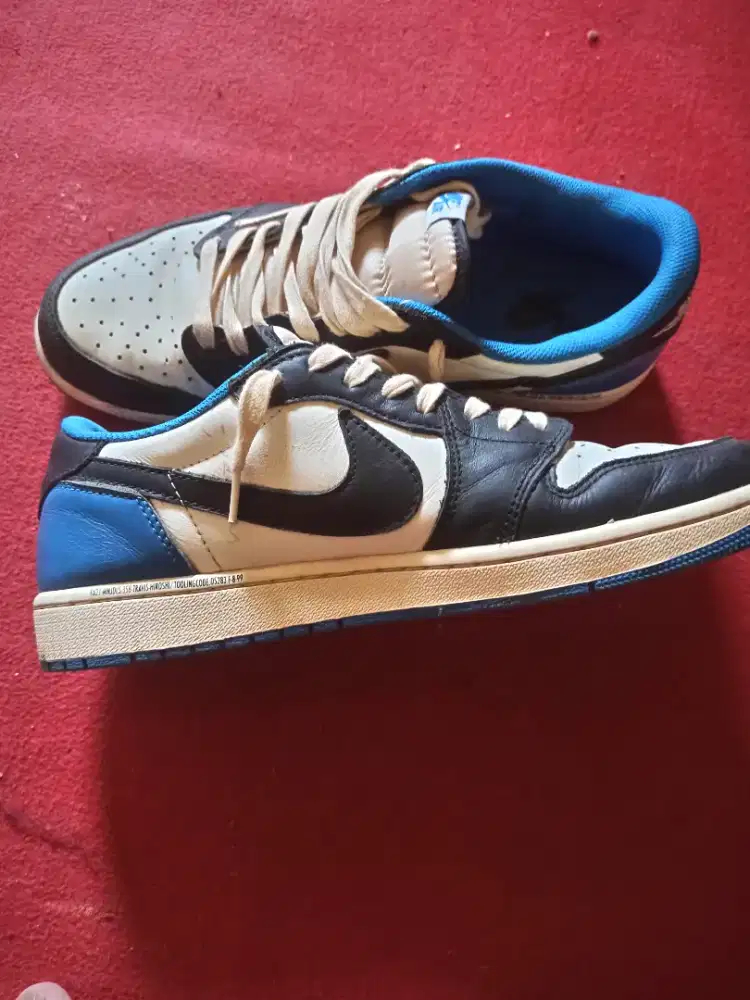 Nike Air Jordan 1 Low Travis Scott dan Fragment Design.