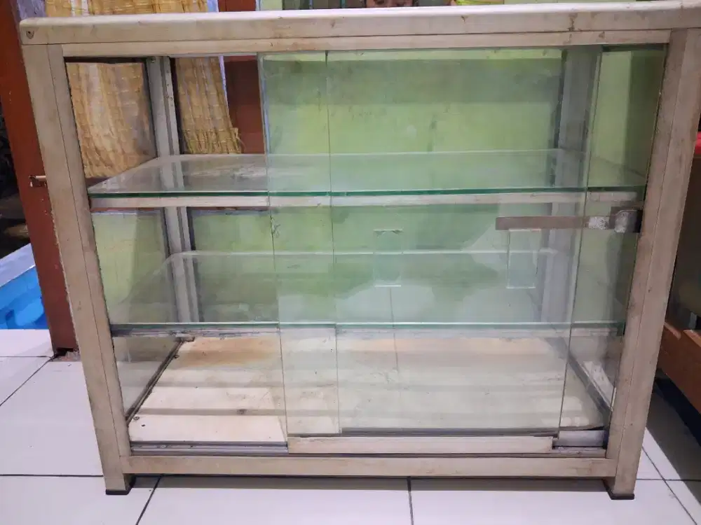 Etalase rokok bekas