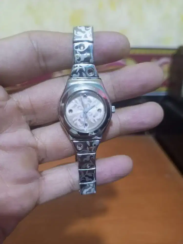 Jam Swatch mati total