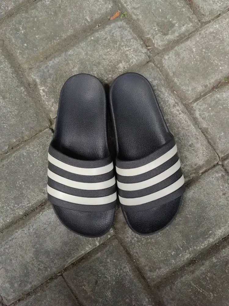 Sendal adidas hitam