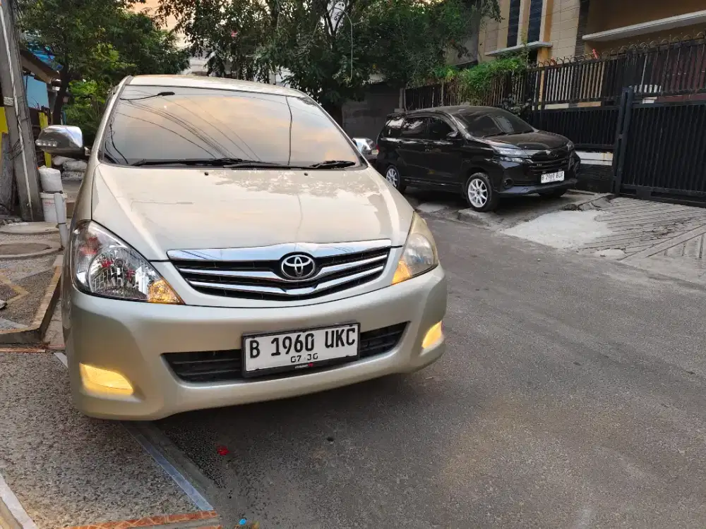 Innova tipe G Matic diesel tahun 2011 ,