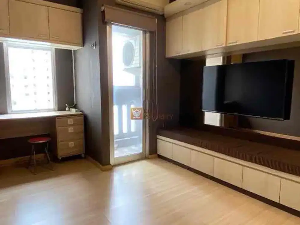 Detail :
* Studio luas 21m2
* 1 Kamar Mandi
* Daya Listrik : 1.300 Watt
* Pool View
*  Unit Lantai Rendah , Akses Drop Off Mudah
* Lokasi Tower Strategis
* Dibangun Tahun 2011

Dengan konsep one stop living, menggabungkan konsep bukan hanya sebuah kawasan