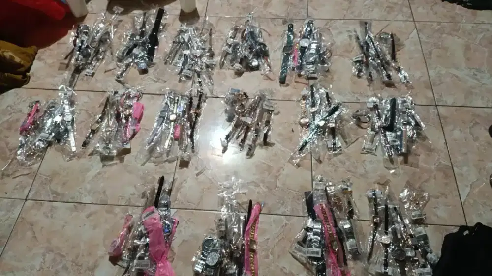 Jual jam tangan borongan ada 400 jam tangan