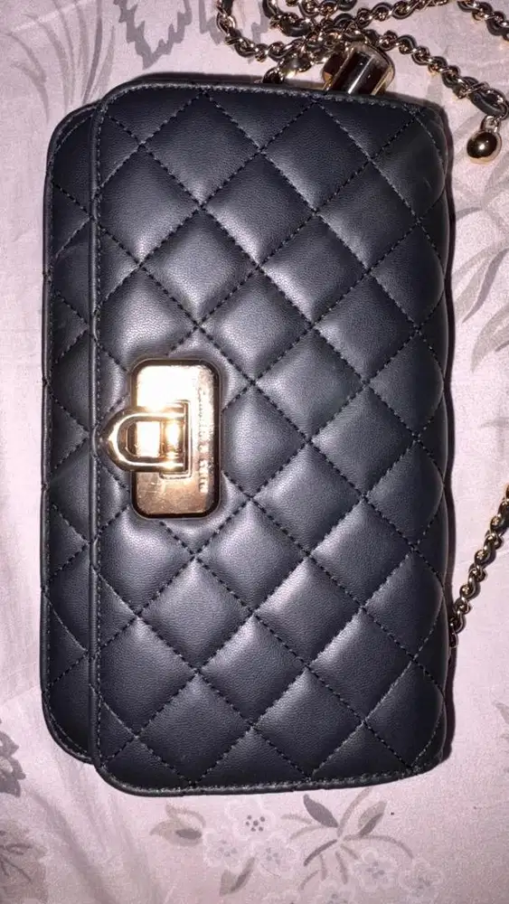 PRELOVED TAS CHARLES AND KEITH