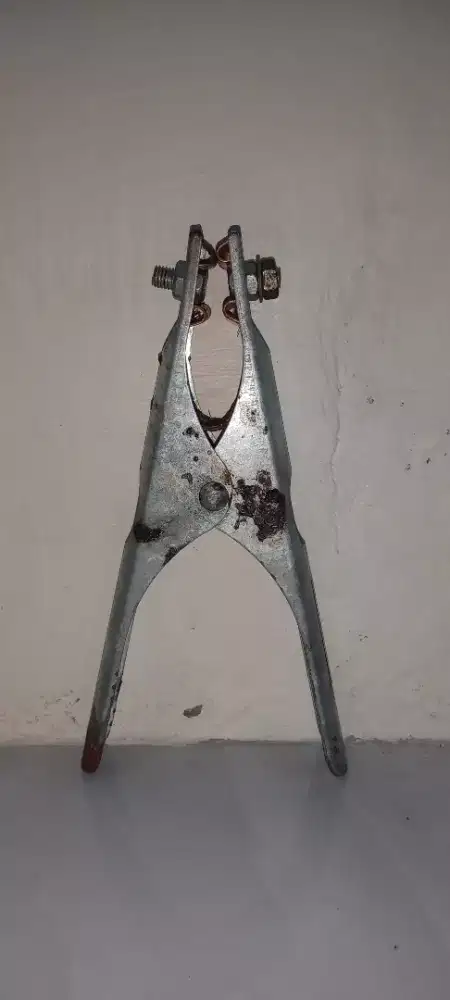 Tang massa las listrik universal output maksimal 300 ampere.