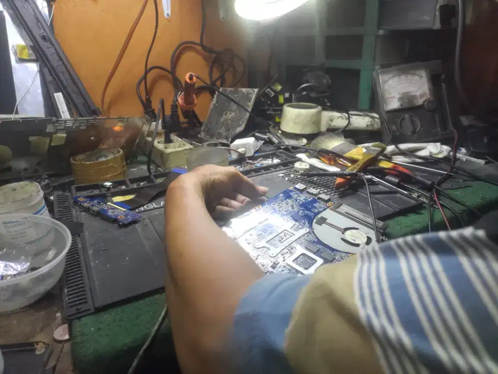 Service laptop dan komputer
