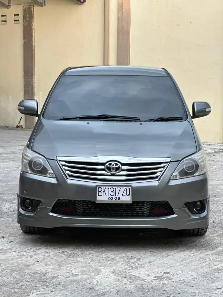 Toyota innova 2.5 V at matic SOLAR 2013