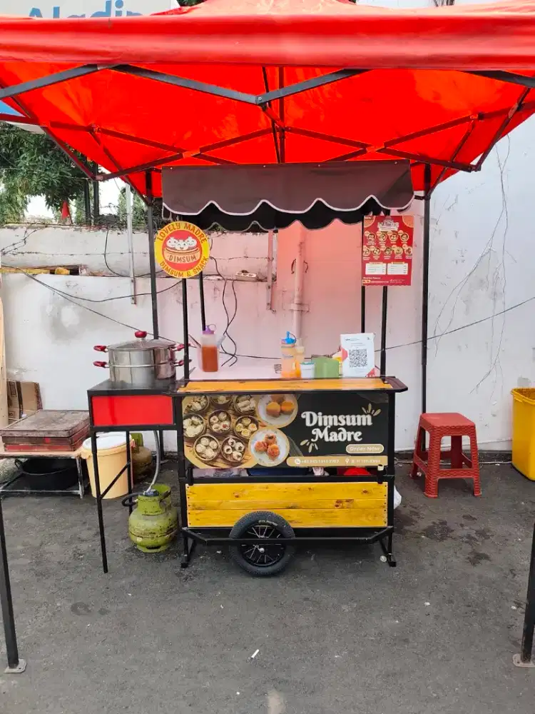 Penjaga warung dimsum n snack