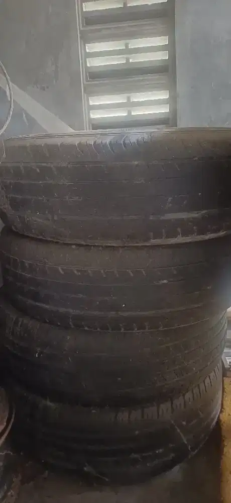 Ban mobil R17 ada 11 biji
