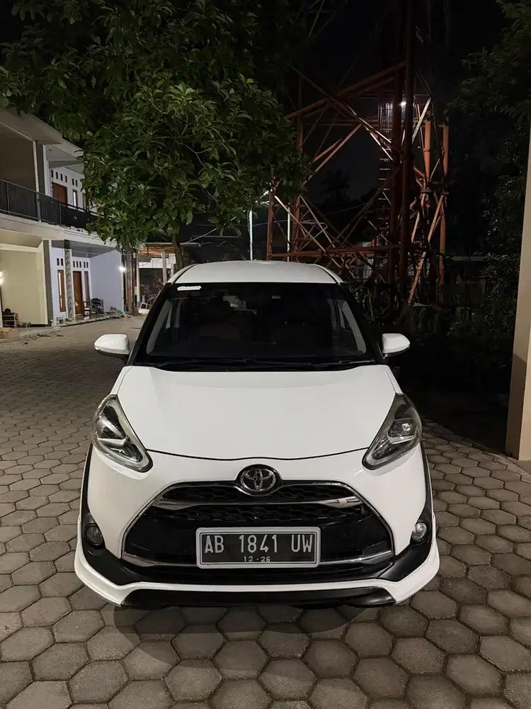 Toyota Sienta Q 2016 putih matic