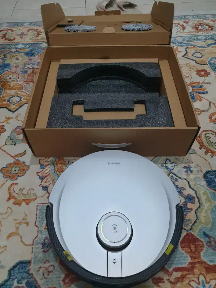 Ecovacs Deebot X1 omni robot vacuum pel like new