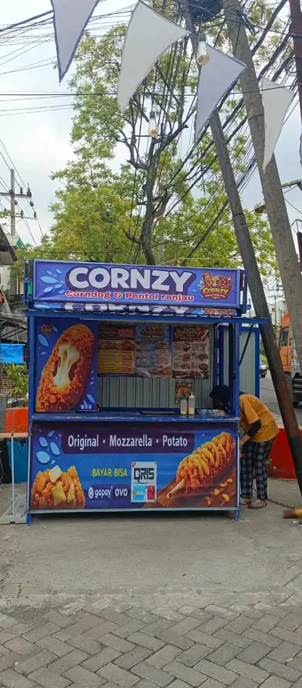 Karyawati penjaga stand UMKM