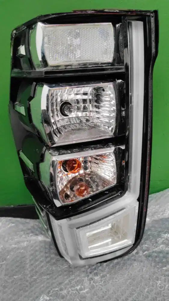 lampu belakang mobil triton 2019