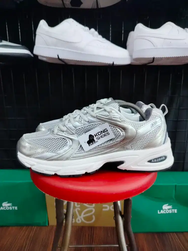 SEPATU NB 530 SILVER METALLIC