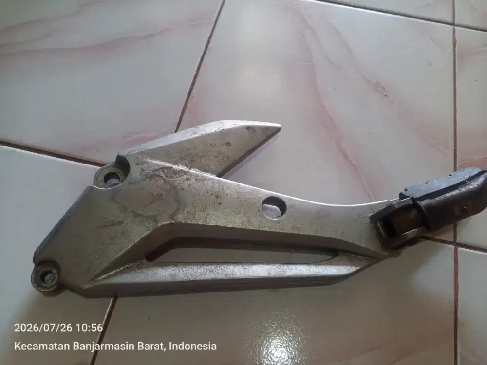 Dudukan sebelah kiri motor Megapro