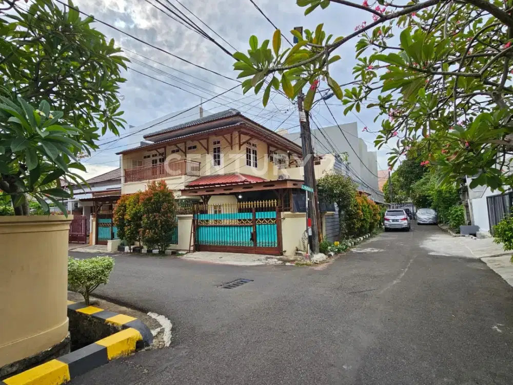 Rumah Besar 2 Lantai Di Hoek One Gate System Di Pulo Asem S8348