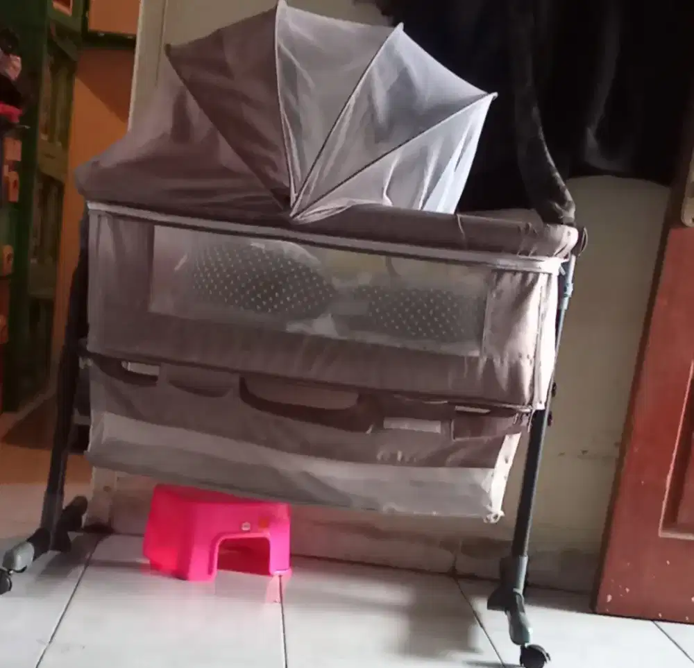 Tempat tidur bayi