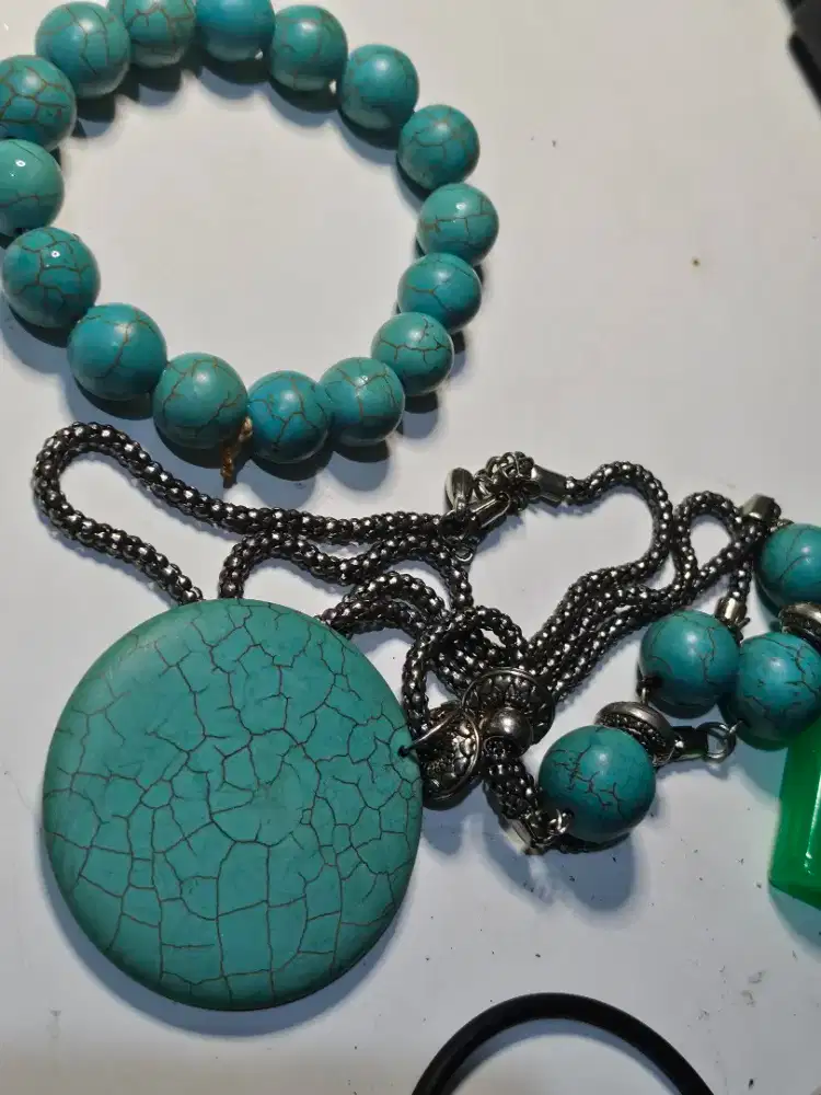 Kalung dan gelang batu pirus